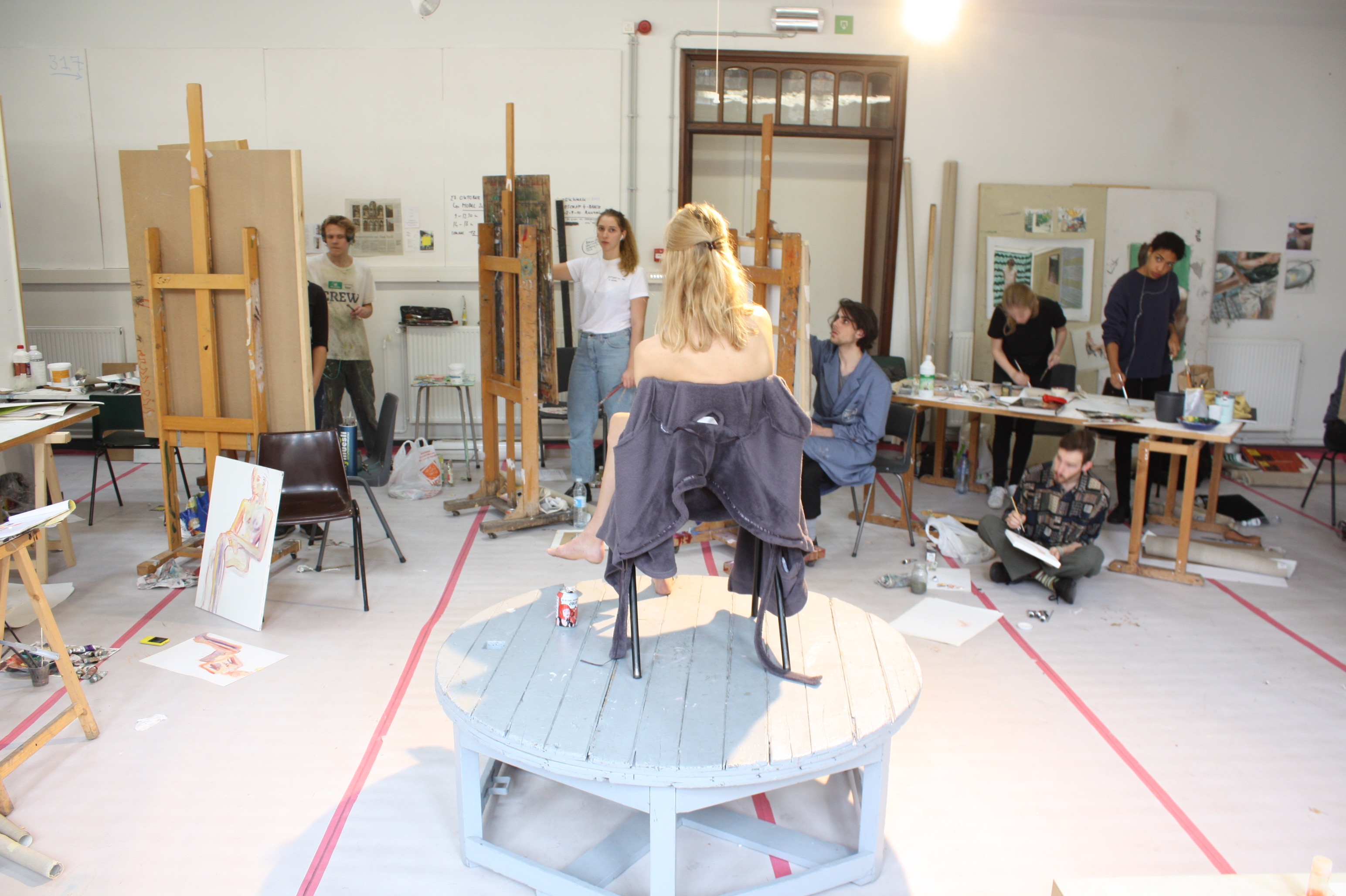 modelschilderes in atelier schilderkunst