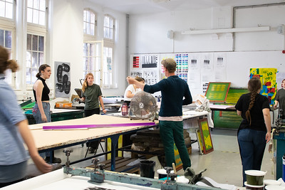 studenten aan het werk in het print atelier